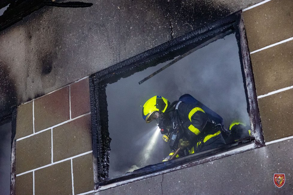 Ve spáleništi trvale obydlené chaty v Dolní Lhotě na Ostravsku našli v úterý vpodvečer hasiči dvě mrtvá těla – muže (†63) a ženy (†44).