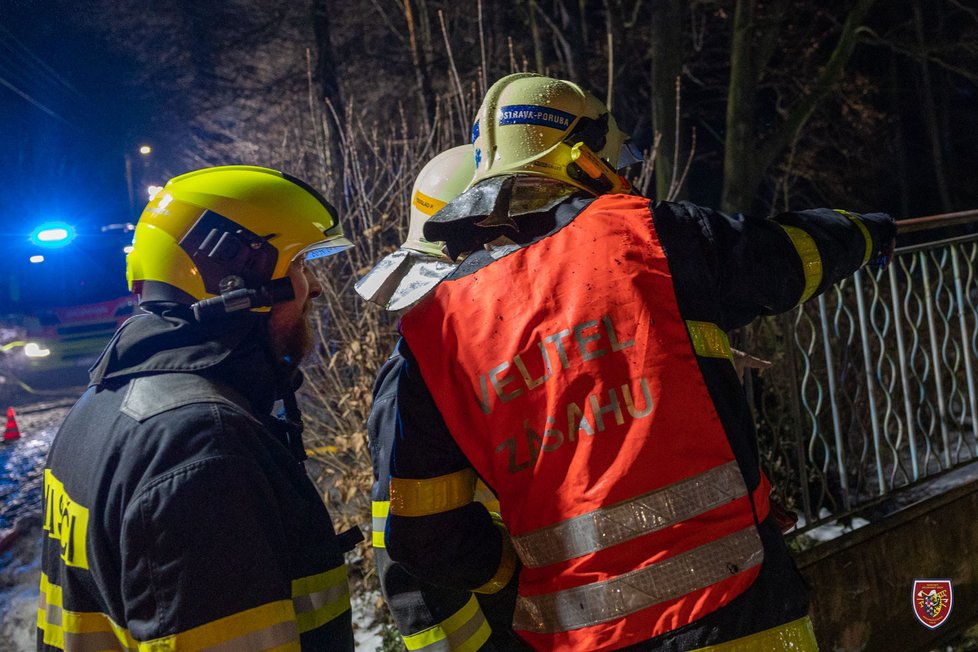 Ve spáleništi trvale obydlené chaty v Dolní Lhotě na Ostravsku našli v úterý vpodvečer hasiči dvě mrtvá těla – muže (†63) a ženy (†44).