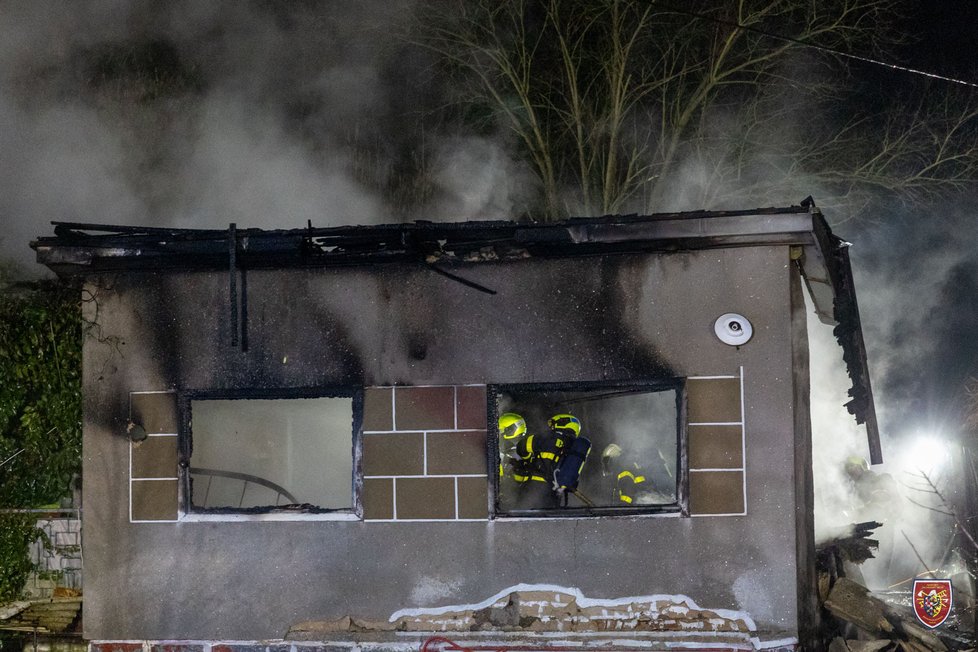 Ve spáleništi trvale obydlené chaty v Dolní Lhotě na Ostravsku našli v úterý vpodvečer hasiči dvě mrtvá těla – muže (†63) a ženy (†44).