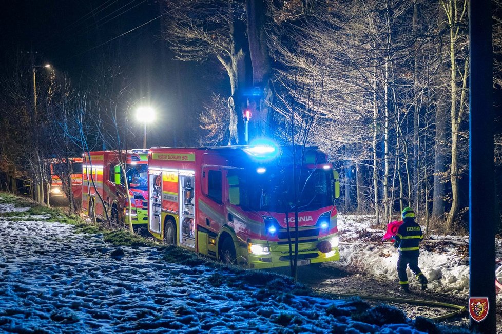 Ve spáleništi trvale obydlené chaty v Dolní Lhotě na Ostravsku našli v úterý vpodvečer hasiči dvě mrtvá těla – muže (†63) a ženy (†44).