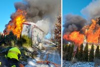 Mohutný požár na Blanensku: Zlikvidoval chatu za několik milionů korun
