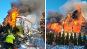 Požár zachvátil v sobotu odpoledne chatu v Jedovnici na Blanensku. Škody dosáhly milionů korun.