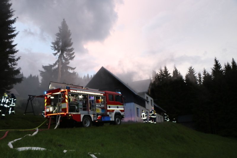 Požár chaty v Horních Lysečinách v Krkonoších