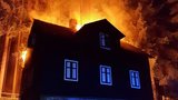 Ohnivé peklo na šumavském Špičáku: Plameny zachvátily dřevěnou chatu, hořela jako papír 