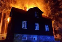 Ohnivé peklo na šumavském Špičáku: Plameny zachvátily dřevěnou chatu, hořela jako papír