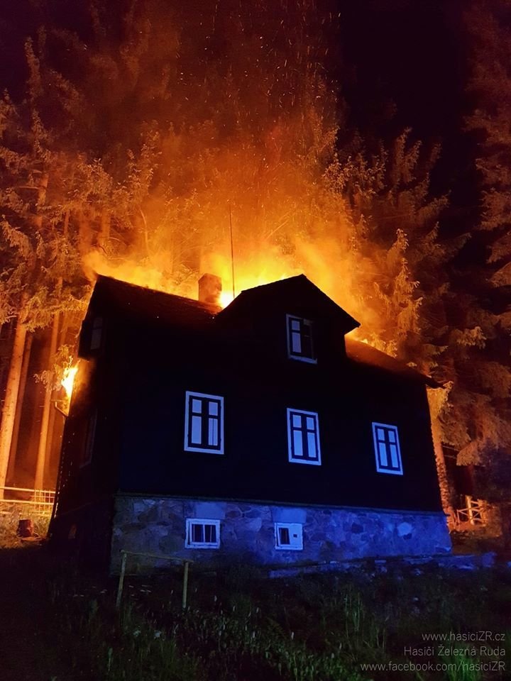 Na šumavském Špičáku hořela dřevěná chata.