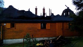 Při tragickém požáru chaty zahynula matka a její dvě malé děti.