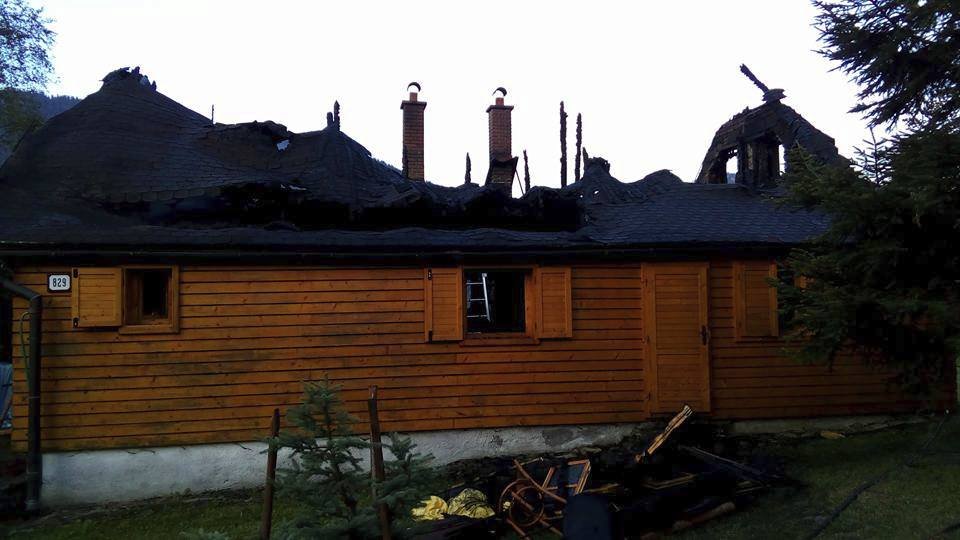 Při tragickém požáru chaty zahynula matka a její dvě malé děti.