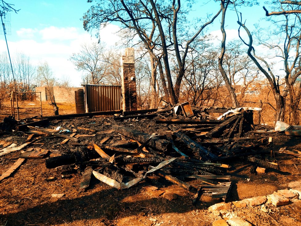 Následky požáru chaty na Střížkově poblíž někdejšího sportovního areálu TJ Střížkov. (11. březen 2024)