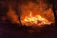 Z chaty na Střížkově se stala vatra viditelná široko daleko! Stavba lehla popelem