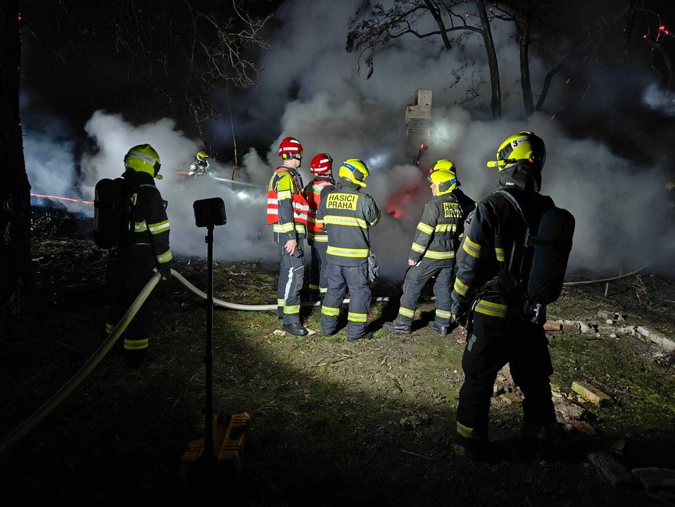 Požár chaty poblíž někdejšího areálu TJ Střížkov u Habartické ulice. (9. březen 2024)