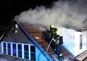 Na pražské Zbraslavi shořela v sobotu nad ránem chata. Požár způsobil škodu předběžně za 1,5 milionu korun.