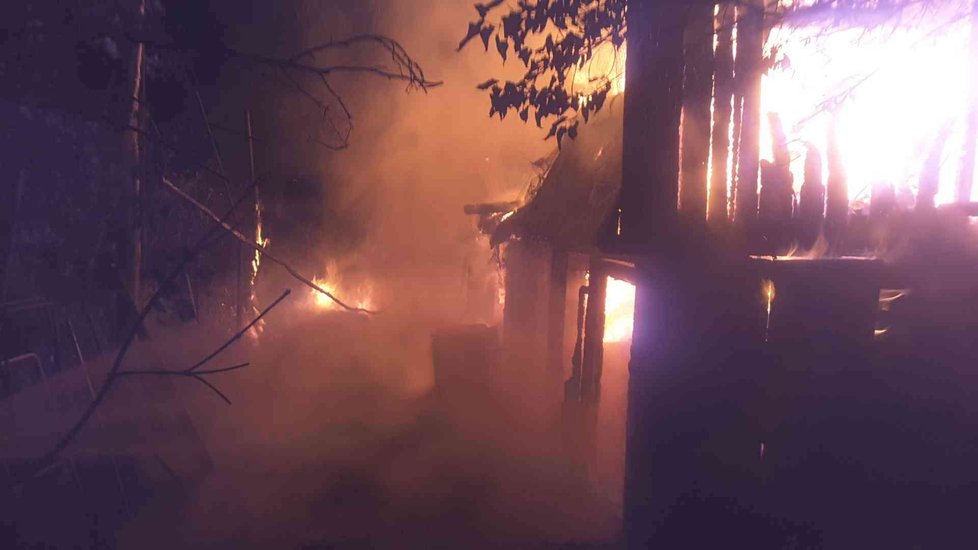 Hasiči v noci likvidovali požár v zahrádkářské kolonii v brněnské Lesné. Chatku zapálili bezdomovci, kteří v ní přebývali.