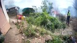 Hořela chatka, tráva i les, muž spal jako dudek: Před plameny ho zachránili strážníci