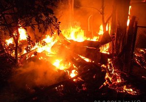Požár dnes ráno zcela zničil chatku na Nádražní ulici ve Velkých Opatovicích.