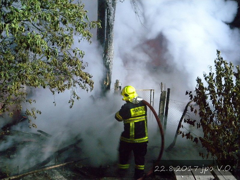 Požár zcela zničil chatku na Nádražní ulici ve Velkých Opatovicích.