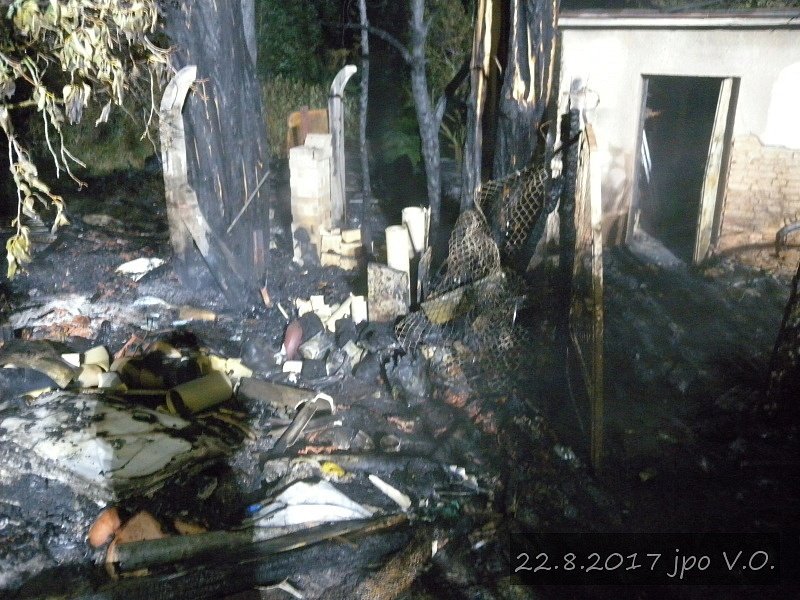 Požár zcela zničil chatku na Nádražní ulici ve Velkých Opatovicích.