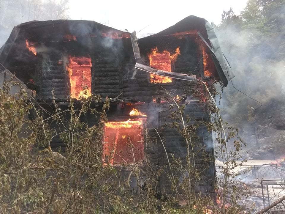 Požár historických chat na Děčínsku