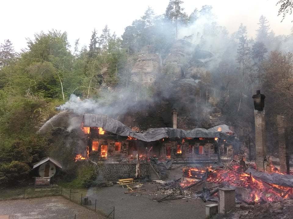 Požár historických chat na Děčínsku