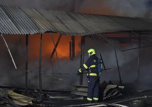 Na tržnici Svatý Kříž u Chebu zasahují hasiči u požáru prodejních stánků.