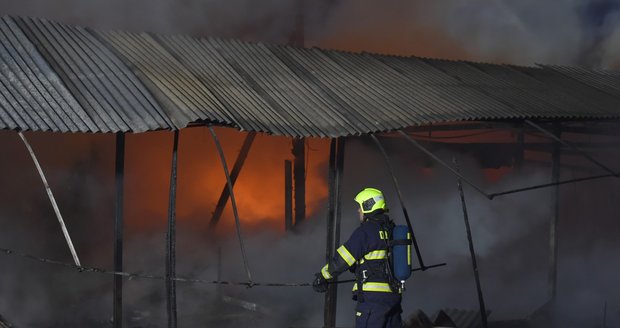 V Chebu hořela tržnice Svatý Kříž: Škoda až 2,5 milionu