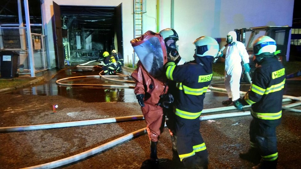 Požár galvanovny hasiči likvidovali dlouhé čtyři hodiny.