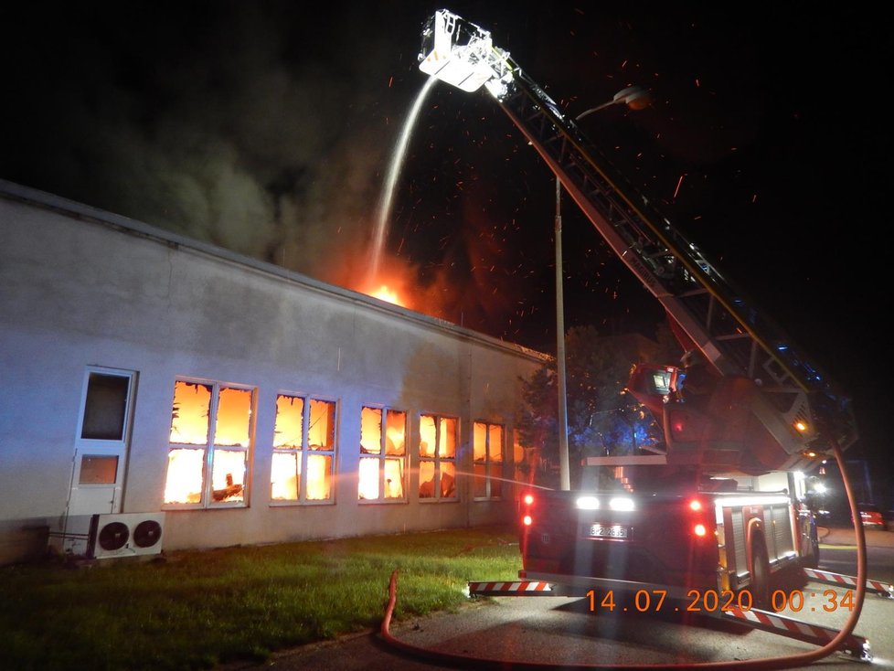 Požár galvanovny hasiči likvidovali dlouhé čtyři hodiny.