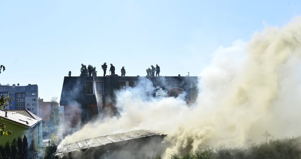 Požár garáží se snažilo zkrotit 12 jednotek hasičů.