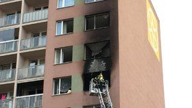 Na Chodově hasiči zasahovali při požáru bytu v 6. patře.