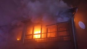 Ničivý požár vypukl v pondělí kolem třetí hodiny ranní v obci Chrást na Mělnicku.