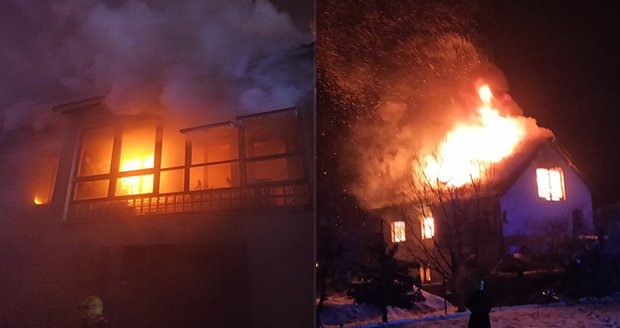 Rodinný dům na Mělnicku zachvátily plameny: Dvojici na balkoně zachránil soused