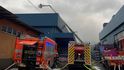 V Chrastavě u Liberce zasahují hasiči u požáru průmyslového objektu.
