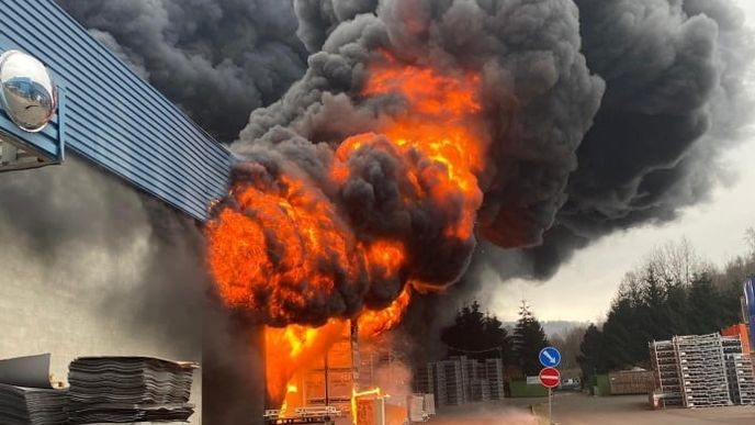 V Chrastavě u Liberce zasahují hasiči u požáru průmyslového objektu.