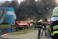 Požár továrny: Zákaz vjezdu do zamořených oblastí!