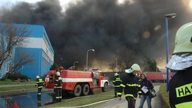 Požár v Chropyni nešlo zkrotit jen tak: Hasiči vymýšlejí, jak se dostat k ohniskům požáru