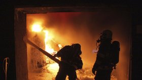 Hasiči bojují s požárem v Chropyni