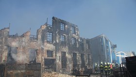 Zničené trosky spálené továrny