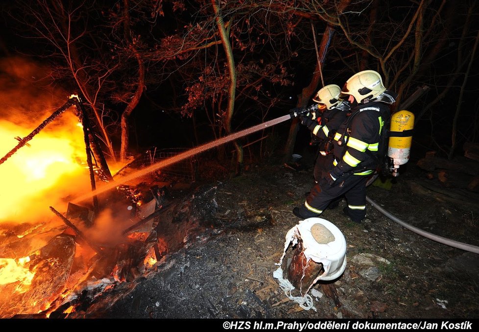 Fotografie z nočního požáru chatky, po kterém hasiči zapadli.