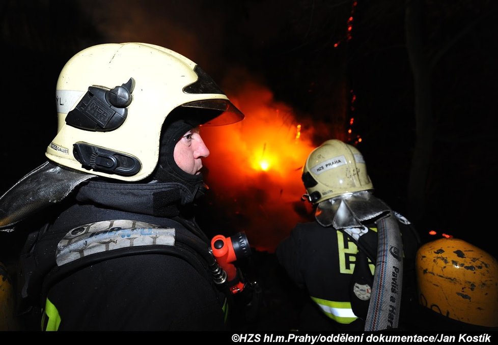 Fotografie z nočního požáru chatky, po kterém hasiči zapadli.