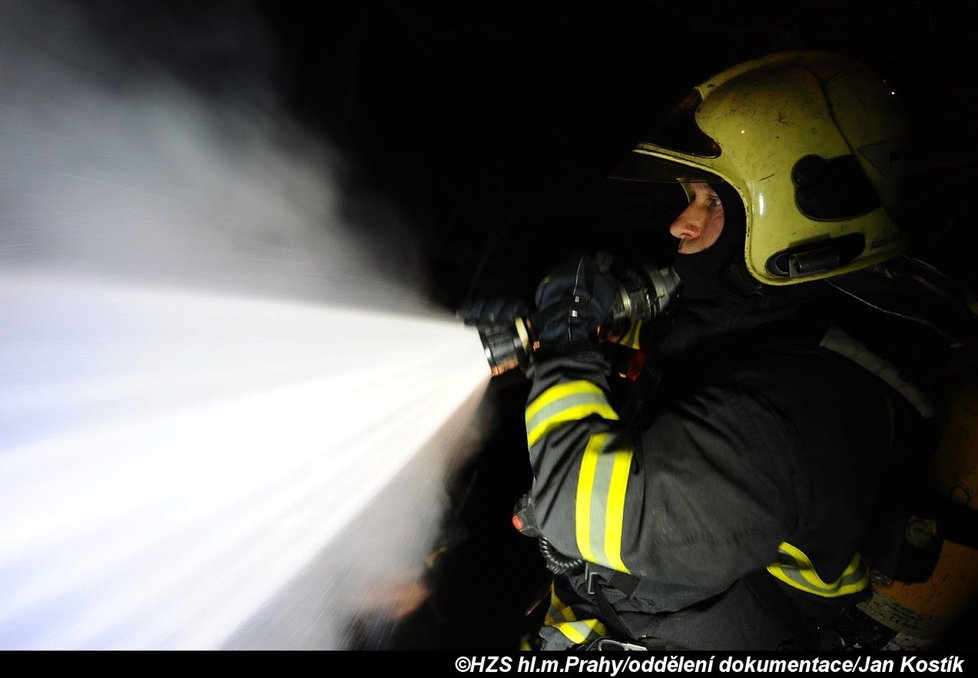 Fotografie z nočního požáru chatky, po kterém hasiči zapadli.