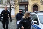 Policisté přivádějí muže, který je podezřelý ze zapálení stájí na Císařském ostrově. V ohni uhynulo 8 koní. (14. duben 2023)