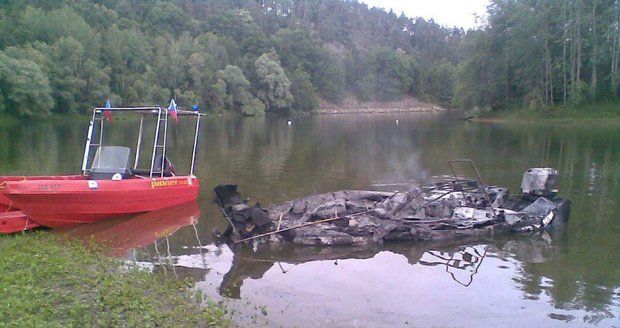 Rodina s dětmi si vyjela na přehradu Dalešice: Člun začal hořet a pak vybuchl