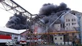 Továrna na plasty v ohni: Nařízena evakuace obyvatel!