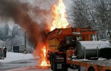 Řidič unikl v poslední chvíli. Ze sypače šlehaly plameny 