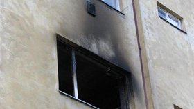Zvenčí je vidět pouze ohořelé okno, uvnitř je ale vše vypáleno.