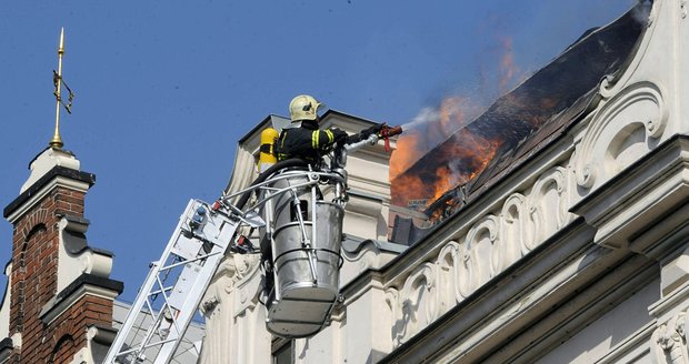 V Praze hoří, lidé v restauraci a v okolních bytech byli evakuováni