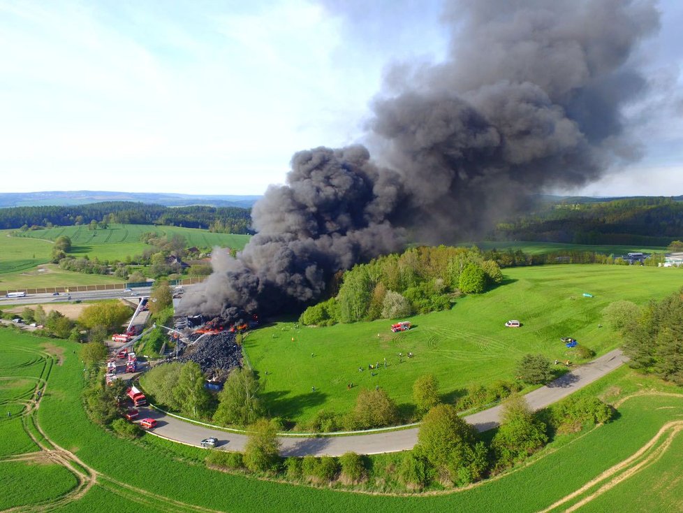 Na 35. kilometru D1 hoří sklad pneumatik