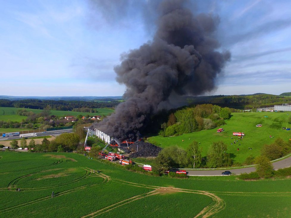 Na 35. kilometru D1 hoří sklad pneumatik