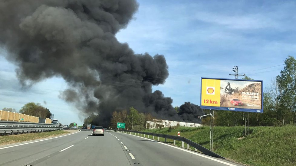 Na 35. kilometru D1 hoří sklad pneumatik