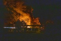Předvánoční tragédie: Mladíci přes noc uhořeli v chatě! Ráno je našel lesník